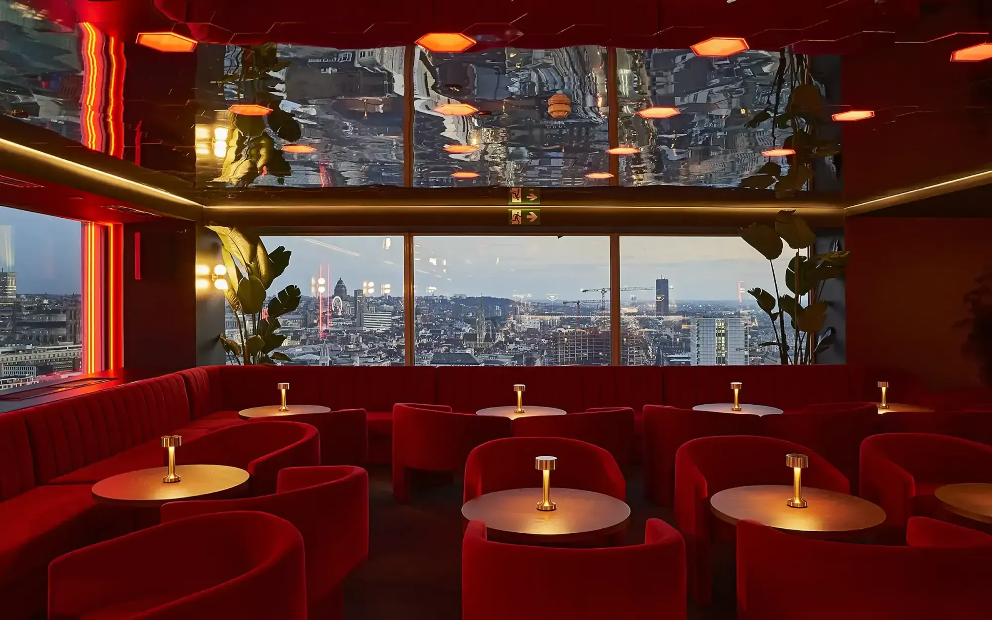 La salle d’Akai, ses banquettes rouges et la ville en contrebas