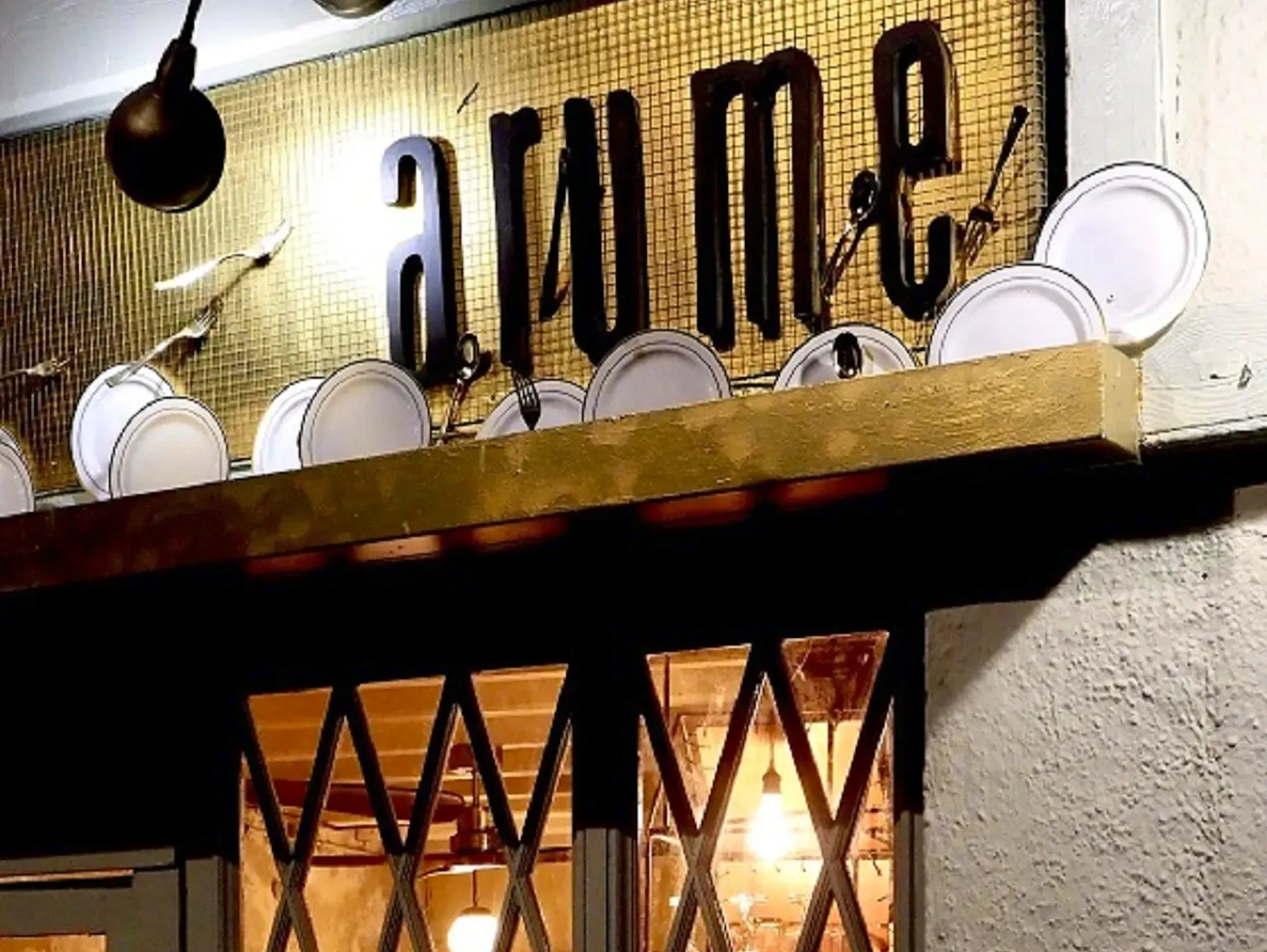 Arume’s front, its sign and the plates on the wall