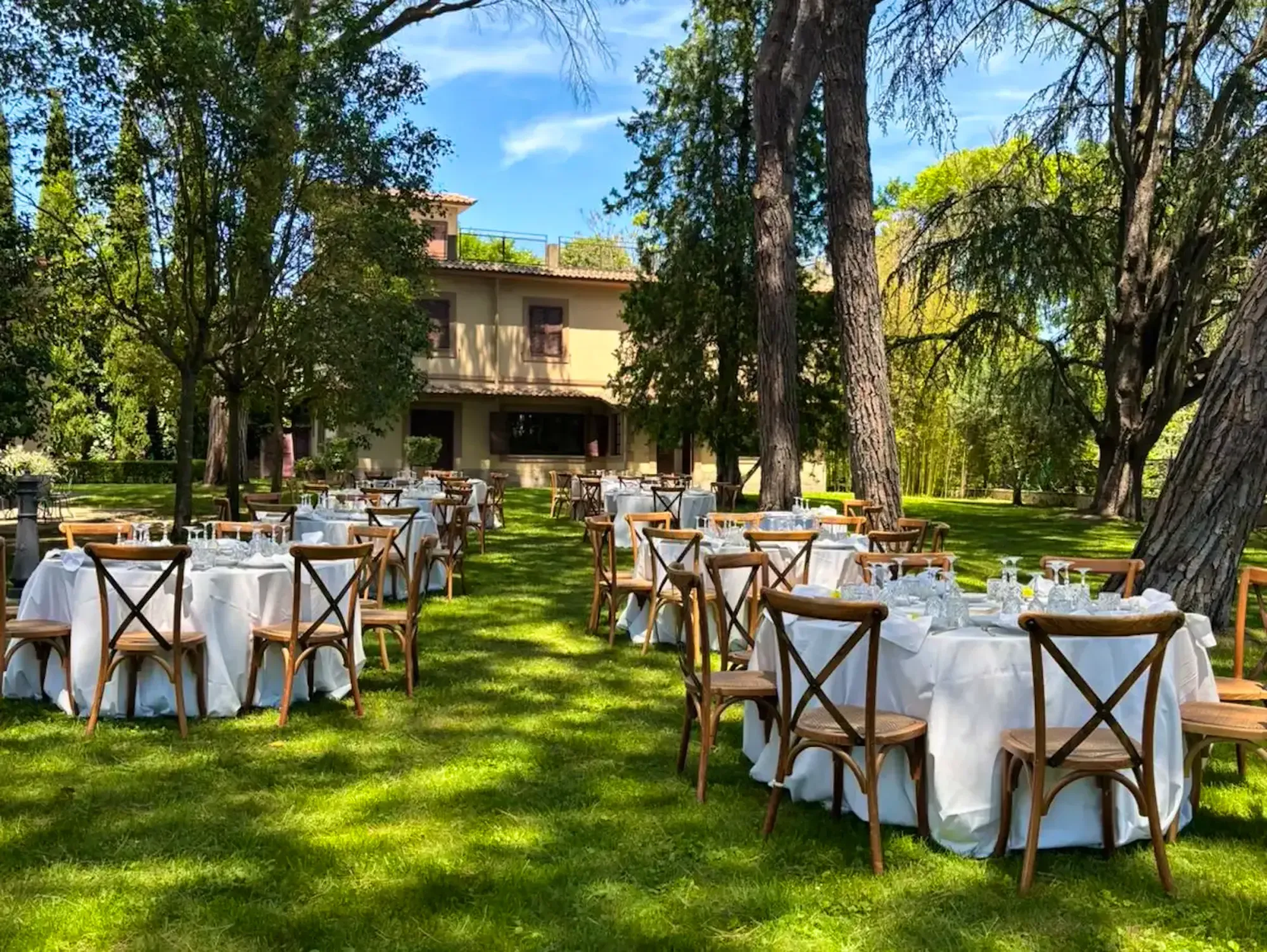 Tables laid in the garden of Ristorante Trippini