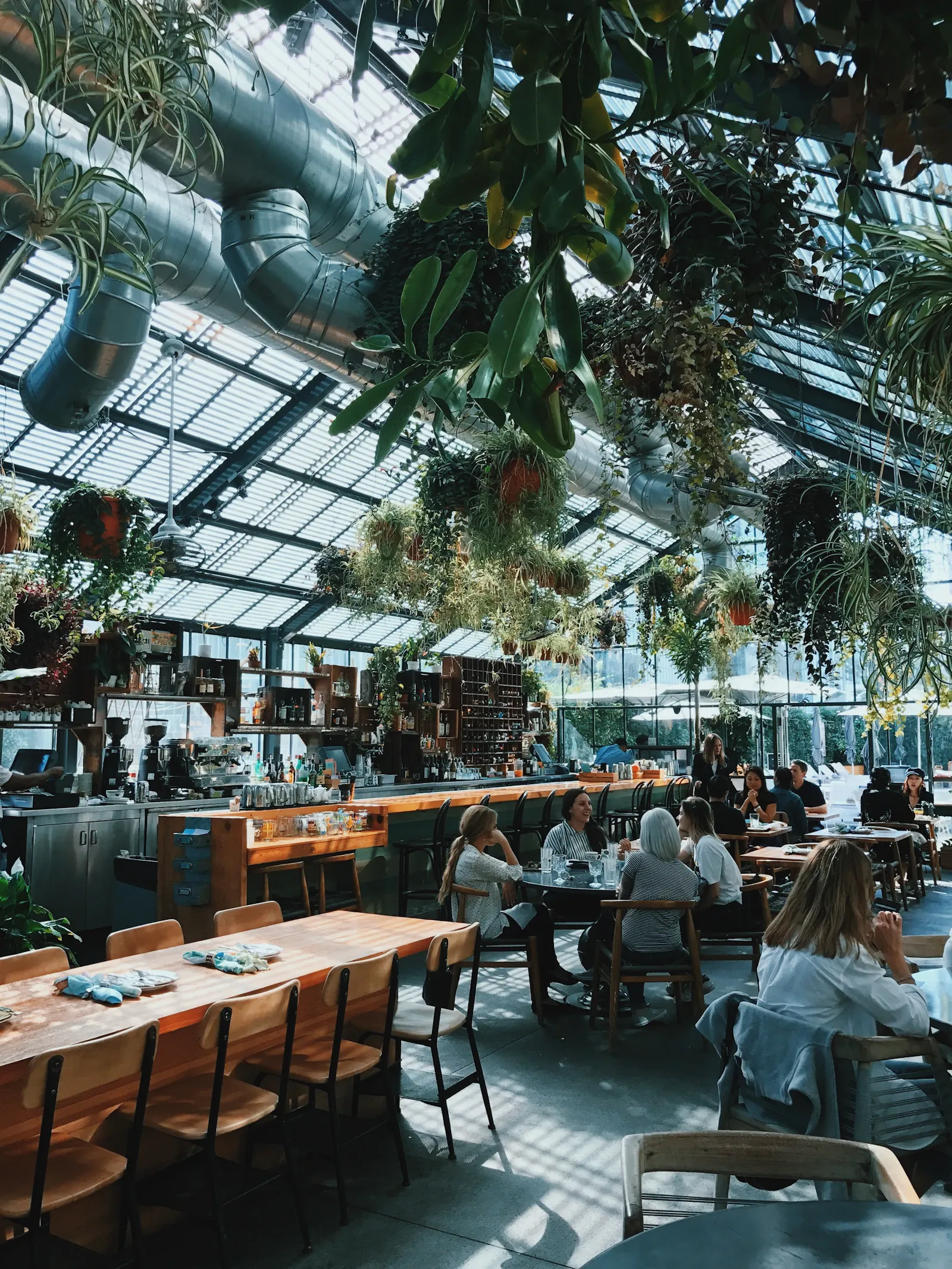 Een grote restaurantzaal onder een glazen dak